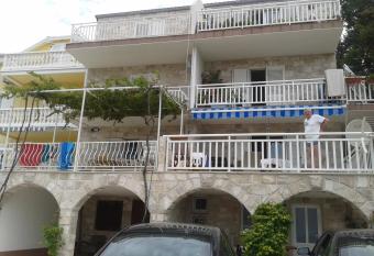 Apartments Lon  arevi   has Balcony rooms