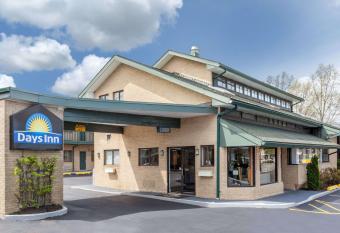 Days Inn by Wyndham Woodbury Long Island has Smoking rooms