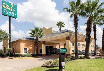 Quality Suites Houston Nw Cy-Fair has rooms with a private hot tub