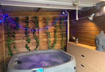 Bungalow et jacuzzi privatifs has Balcony rooms