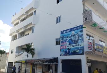 A una calle del ado 5ta avenida has Balcony rooms
