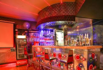 Super OYO Townhouse 651 Hotel Taksonz allows 18 year olds to book a room