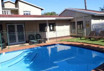 Bougainvillea BNB has Balcony rooms
