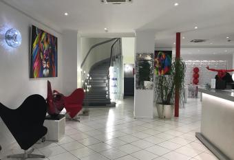 H  tel Le Capitole allows 18 year olds to book a room