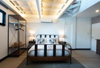 Airee Premier Residence has rooms with a private hot tub