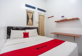RedDoorz Syariah near PGC Cililitan allows 18 year olds to book a room