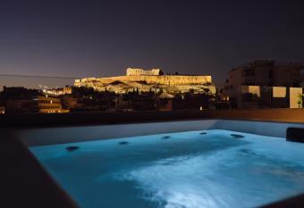 Urban Stripes Athens has rooms with a private hot tub