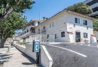 Motel 6 Orange - Anaheim allows 18 year olds to book a room