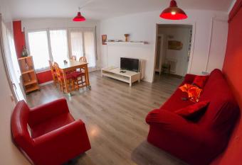 Piso luminoso y moderno a un minuto del r  o (Sort) allows 18 year olds to book a room