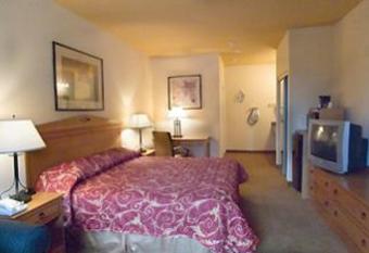 Garden Inn Hotel has rooms with a private hot tub