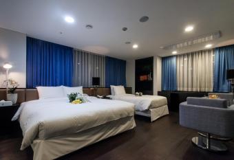 Hotel Pharos has rooms with a private hot tub