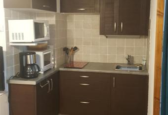 Appartement T2 avec son rez de jardin de 40 m2 5 couchages 250m de la plage et 15km de l Arena has Balcony rooms