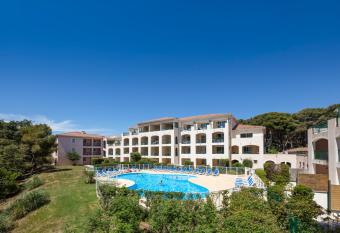 Garden & City Six-Fours-les-Plages allows 18 year olds to book a room