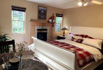 YoBee! Park Reservation Included! Heart of Yosemite - Homey Studios and Breakfast has Balcony rooms