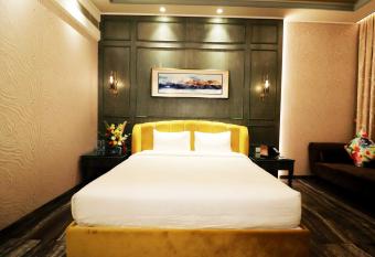 Seven Eleven Hotels and Club has rooms with a private hot tub