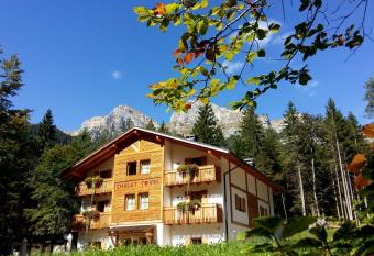 Chalet Tovel - Mountain Lake has Balcony rooms