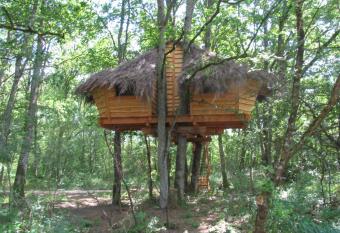 Une Nuit aux Lierres... has Balcony rooms