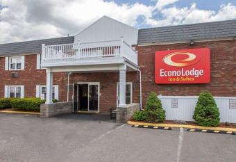 Econo Lodge Inn & Suites Airport allows 18 year olds to book a room