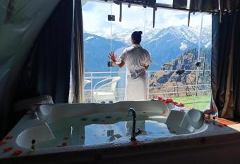 Nirvana Hamta Retreat has rooms with a private hot tub