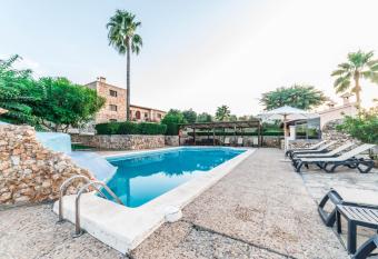 Agroturismo Ses Illes allows 18 year olds to book a room