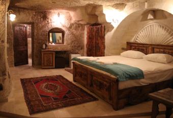 Rose Cave Hotel has rooms with a private hot tub