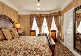 Queen Anne Hotel has rooms with a private hot tub