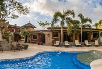 Casas del Toro Playa Flamingo allows 18 year olds to book a room