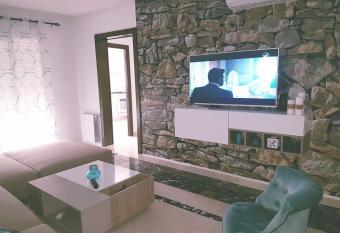 apparemment tr  s chic au jardins de carthage allows 18 year olds to book a room