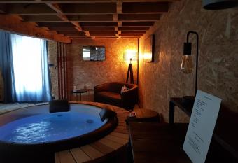 Au Soleil Vert - Chambre de charme avec spa et sauna priv  s has rooms with a private hot tub