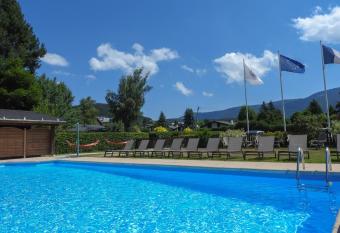 Logis Le Vernay has Balcony rooms