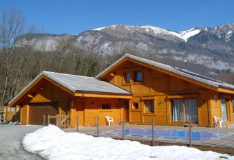 Chalet aux 3 biches has Balcony rooms
