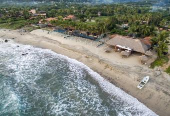 Roberto s Bistro has Balcony rooms