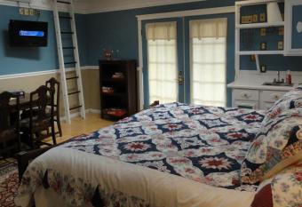 Book Nook Inn has rooms with a private hot tub