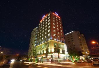 B   o H  n Hotel allows 18 year olds to book a room