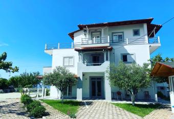 Yard Paradise Hotel Dhermi has Balcony rooms