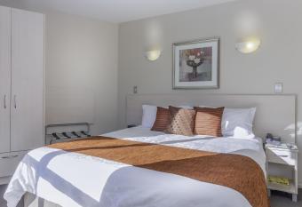 166 Majestic Court Motel has rooms with a private hot tub