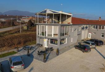 Binta HOSTEL has Balcony rooms