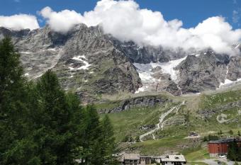 Condominio Alpe Bardonay has Balcony rooms