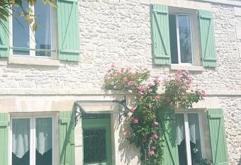 Wisteria Cottage has Balcony rooms