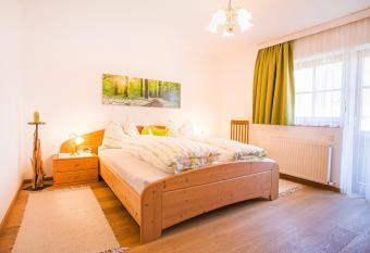 Haus Reindl has Balcony rooms