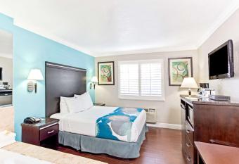 Days Inn Long Beach City Center has rooms with a private hot tub