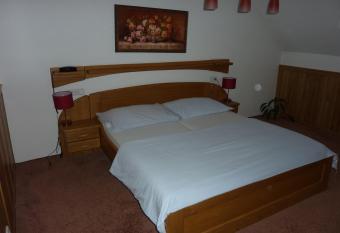 Hotel & Restaurant Na Fry  t  tsk   allows 18 year olds to book a room