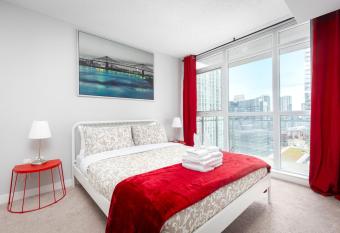 Walk To Rogers/Scotia Arena/CN Tower +FREE PARKING has Balcony rooms