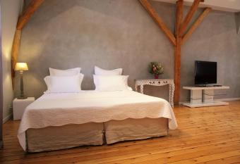 A la Fleur de Lys allows 18 year olds to book a room