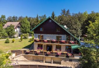 Golden Lakes Rooms has Balcony rooms