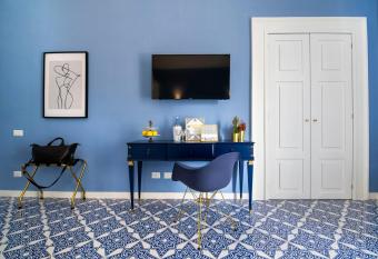 Crudo Home has Balcony rooms