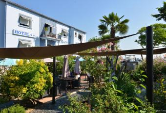 Hotel La Roseraie has Balcony rooms