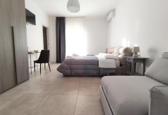 B&B DE MICHELE allows 18 year olds to book a room