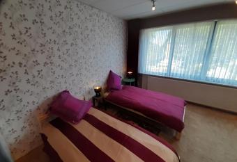 casa di Claudia allows 18 year olds to book a room