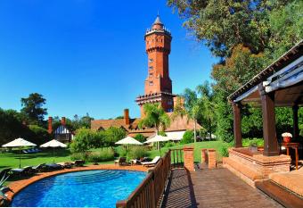 Hotel L Auberge has rooms with a private hot tub